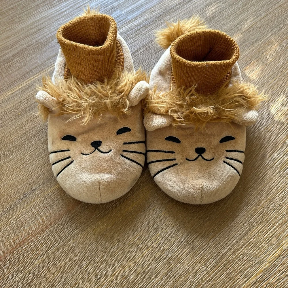 Lion Face Toddler Slippers, size 7/8